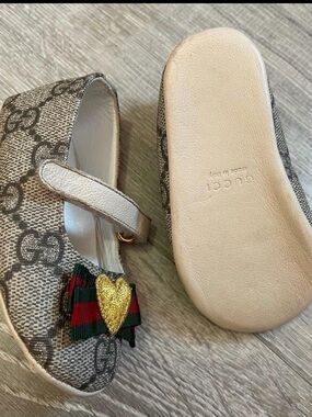 Gucci Kids Beige Monogram Mary Jane Shoes with Green-Red Bow and Gold Heart